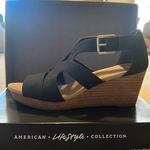 Dr. Scholl’s Bailey black wedge